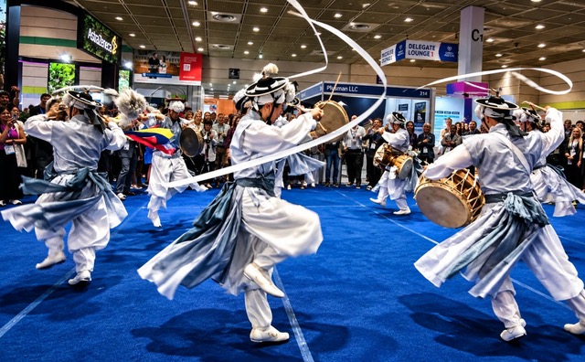 Traditionele Koreaanse dansers met lange witte linten treden op tijdens het congres in Seoul